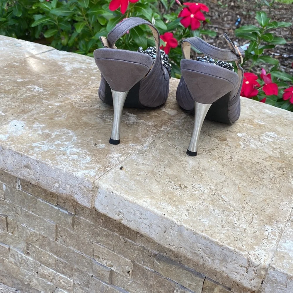 J. Renee sz 7M women’s  heels with beaded appliqué in taupe makes a statement - Picture 3 of 8